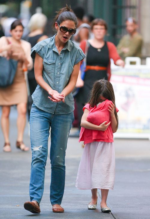 6-letnia Suri Cruise na rękach u mamy (FOTO)