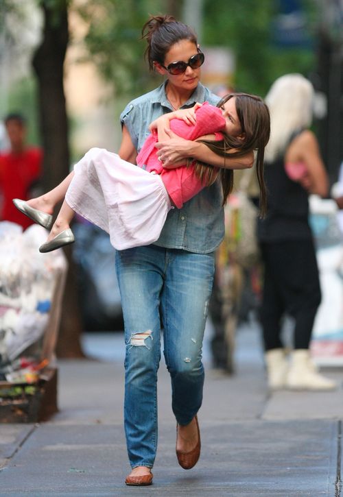 6-letnia Suri Cruise na rękach u mamy (FOTO)