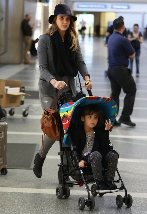 5-letnia córka Jessiki Alby jeździ jeszcze w wózku (FOTO)