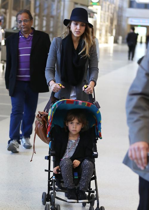5-letnia córka Jessiki Alby jeździ jeszcze w wózku (FOTO)