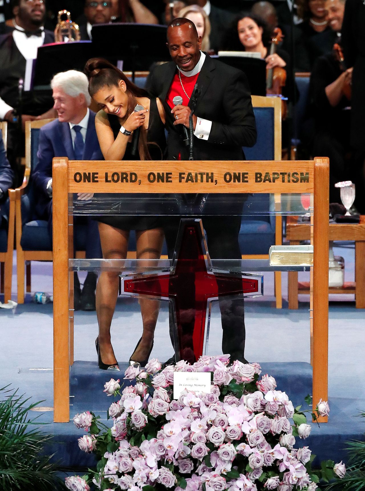 SKANDAL na pogrzebie Arethy Franklin - biskup OBMACYWAŁ Arianę Grande? (ZDJĘCIA)