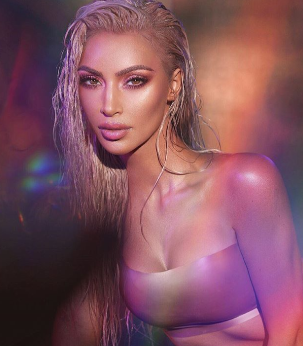 Kim zatrudnia modelki żeby wyręczyły ją w prostej czynności. Co za lenistwo! Kim zatrudnia modelki żeby wyręczyły ją w prostej czynności. Co za lenistwo!