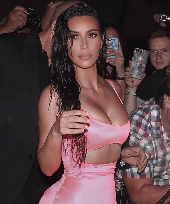 Kim zatrudnia modelki żeby wyręczyły ją w prostej czynności. Co za lenistwo! Kim zatrudnia modelki żeby wyręczyły ją w prostej czynności. Co za lenistwo!