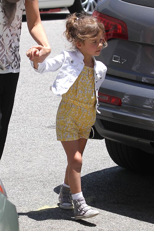 Córka Jessiki Alby nie stroi fochów jak Suri Cruise (FOTO)