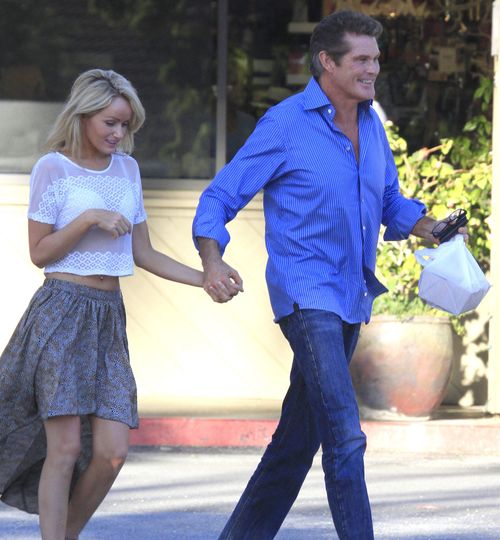 U boku młodszej dziewczyny aktor przeżywa drugą młodość FOTO