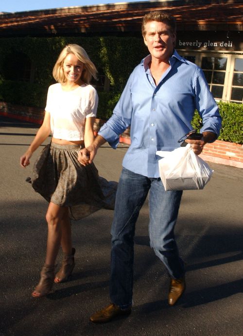 U boku młodszej dziewczyny aktor przeżywa drugą młodość FOTO