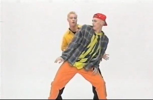 Poznajecie tego tlenionego gościa w żółtej bluzie? (VIDEO)