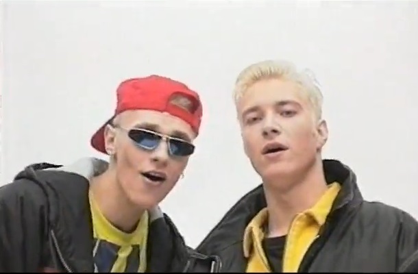 Poznajecie tego tlenionego gościa w żółtej bluzie? (VIDEO)