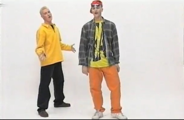 Poznajecie tego tlenionego gościa w żółtej bluzie? (VIDEO)