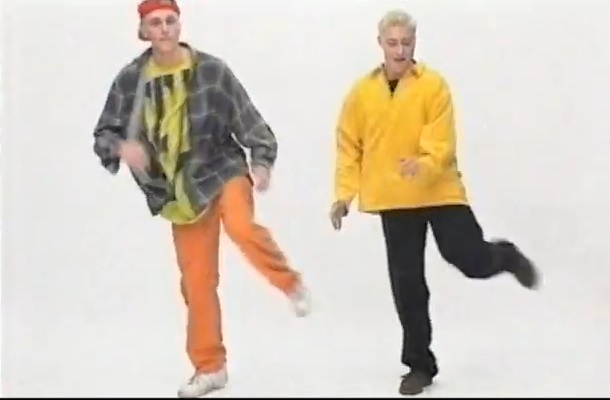 Poznajecie tego tlenionego gościa w żółtej bluzie? (VIDEO)