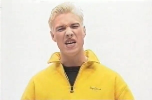 Poznajecie tego tlenionego gościa w żółtej bluzie? (VIDEO)