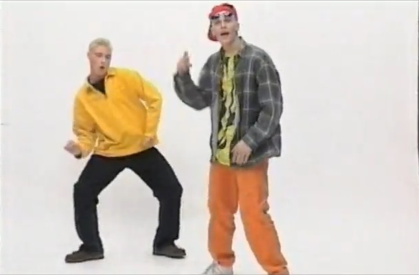 Poznajecie tego tlenionego gościa w żółtej bluzie? (VIDEO)