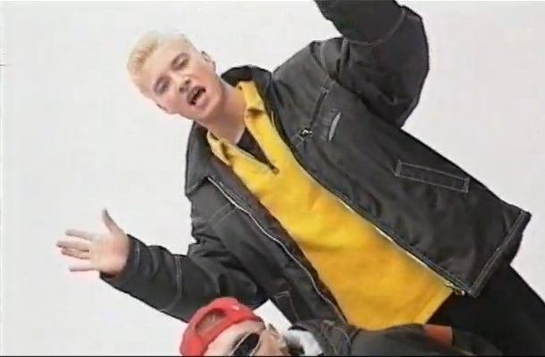 Poznajecie tego tlenionego gościa w żółtej bluzie? (VIDEO)