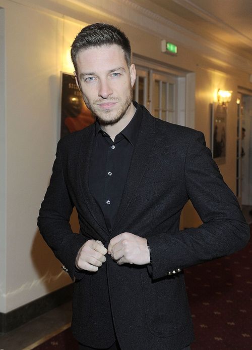 Poznajecie tego tlenionego gościa w żółtej bluzie? (VIDEO)