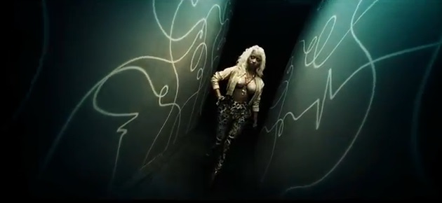 Nicki Minaj i jej sztuczne piersi w nowym teledysku (VIDEO)