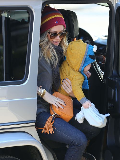 Czyj to słodki maluch ma taką zabawną czapę? (FOTO)