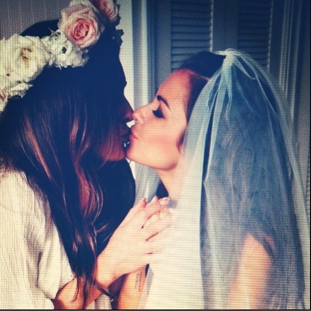 Natalia Siwiec w welonie całuje się z kobietą (FOTO) Natalia Siwiec w welonie całuje się z kobietą (FOTO)