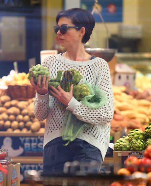 Anne Hathaway na zakupach w supermarkecie (FOTO)