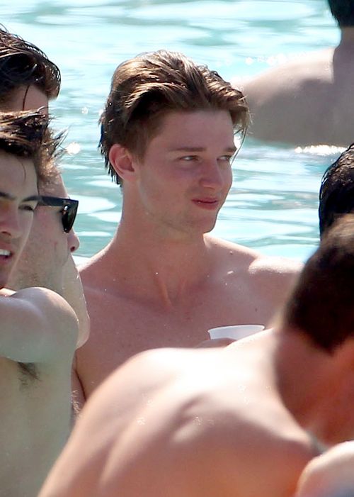Patrick Schwarzenegger ma całkiem niezłe ciało (FOTO)