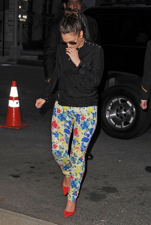 Ta aktorka ostatnio gustuje w naciapanych spodniach (FOTO)