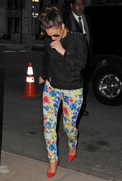 Ta aktorka ostatnio gustuje w naciapanych spodniach (FOTO)