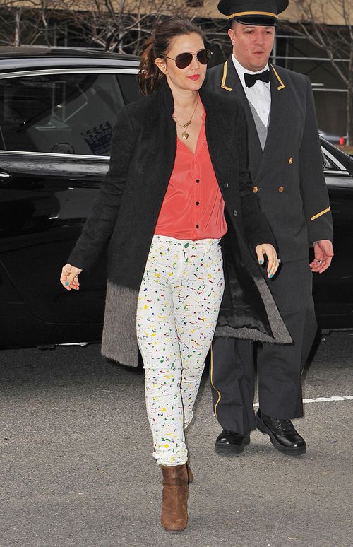 Ta aktorka ostatnio gustuje w naciapanych spodniach (FOTO)