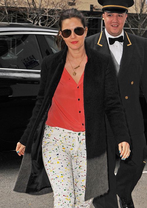 Ta aktorka ostatnio gustuje w naciapanych spodniach (FOTO)