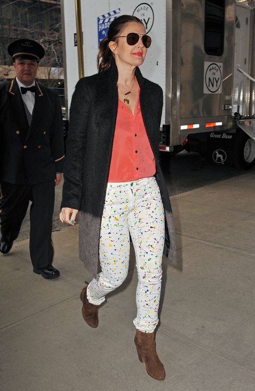 Ta aktorka ostatnio gustuje w naciapanych spodniach (FOTO)