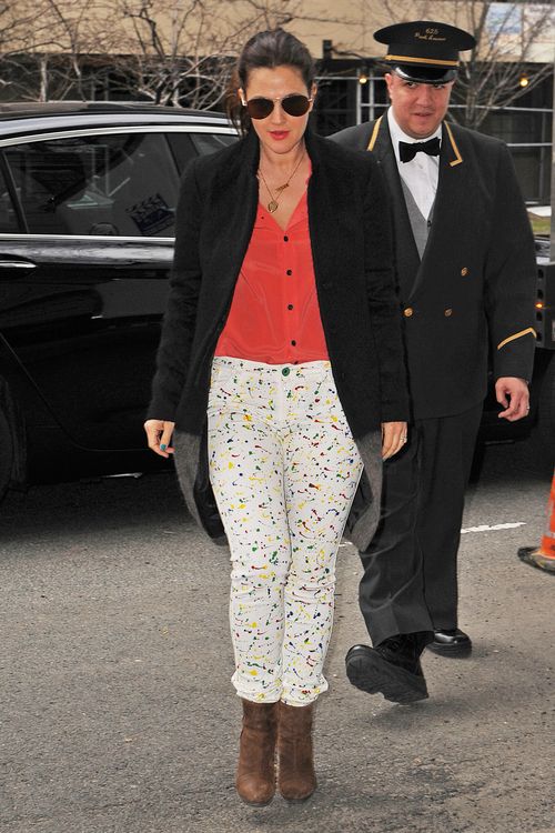 Ta aktorka ostatnio gustuje w naciapanych spodniach (FOTO)