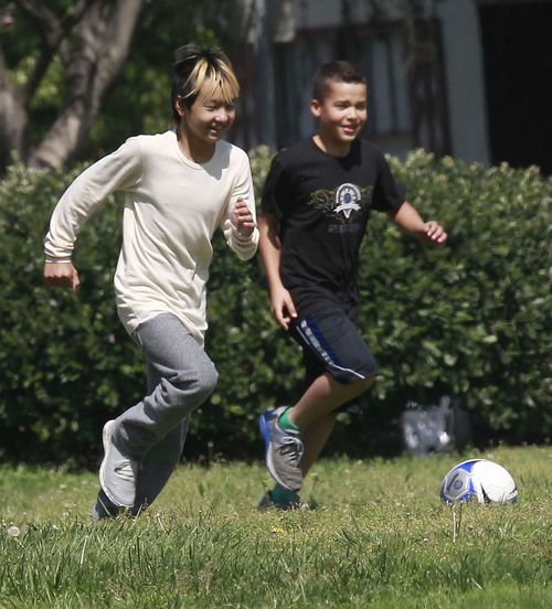 Maddox i Pax Jolie-Pitt chcą zostać piłkarzami? (FOTO)