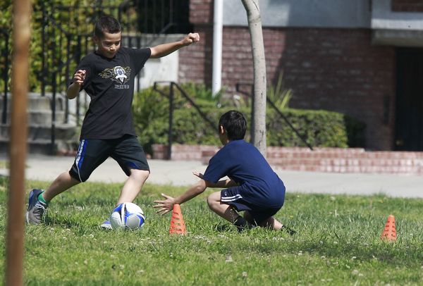 Maddox i Pax Jolie-Pitt chcą zostać piłkarzami? (FOTO)