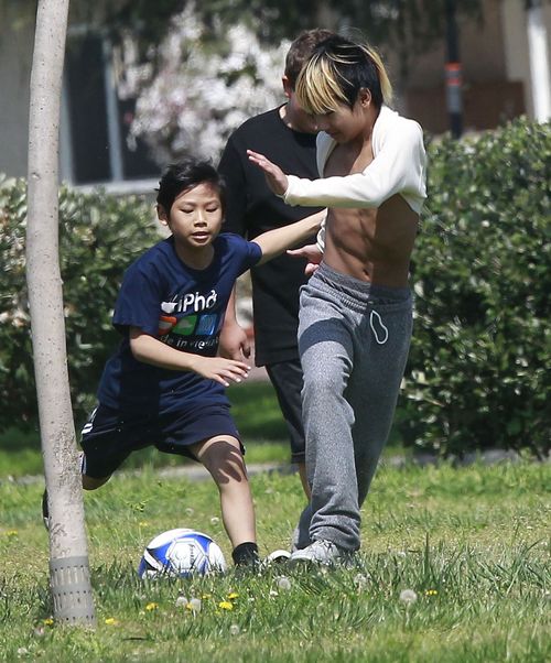 Maddox i Pax Jolie-Pitt chcą zostać piłkarzami? (FOTO)