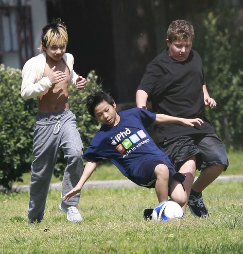 Maddox i Pax Jolie-Pitt chcą zostać piłkarzami? (FOTO)