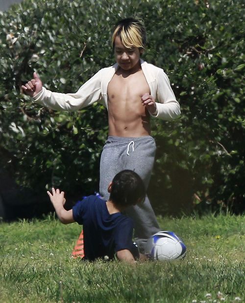 Maddox i Pax Jolie-Pitt chcą zostać piłkarzami? (FOTO)