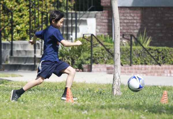 Maddox i Pax Jolie-Pitt chcą zostać piłkarzami? (FOTO)