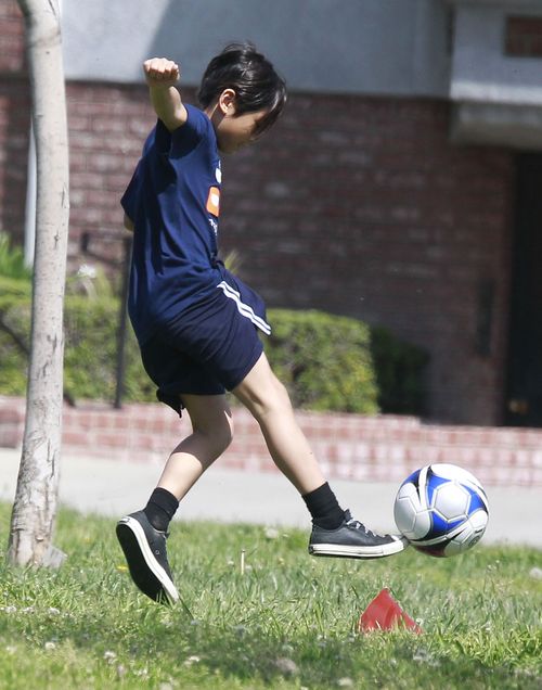 Maddox i Pax Jolie-Pitt chcą zostać piłkarzami? (FOTO)