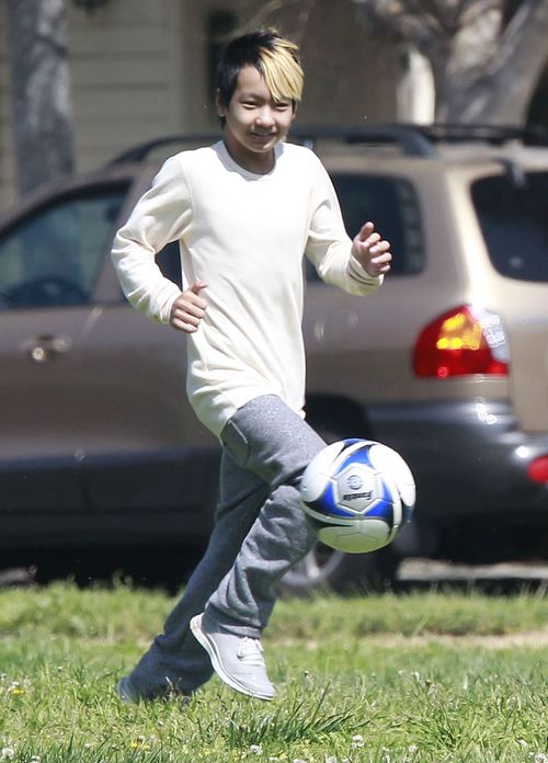 Maddox i Pax Jolie-Pitt chcą zostać piłkarzami? (FOTO)