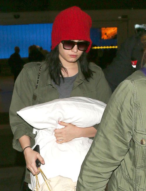 Demi Lovato podróżuje z wielką poduchą (FOTO)