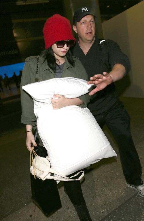 Demi Lovato podróżuje z wielką poduchą (FOTO) Demi Lovato podróżuje z wielką poduchą (FOTO)