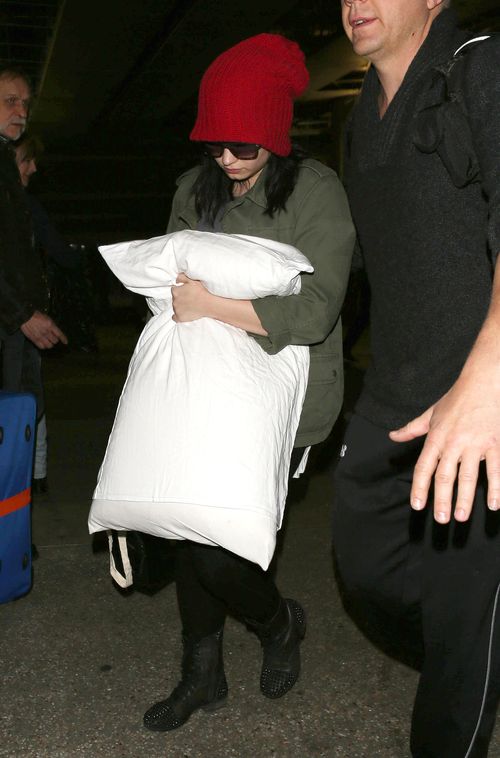 Demi Lovato podróżuje z wielką poduchą (FOTO) Demi Lovato podróżuje z wielką poduchą (FOTO)