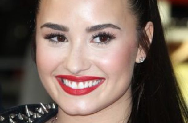 Demi Lovato na Twittera wrzuciła fotkę bez makijażu (FOTO)