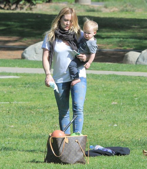 Hilary Duff i jej syn znowu pod obstrzałem paparazzi (FOTO)