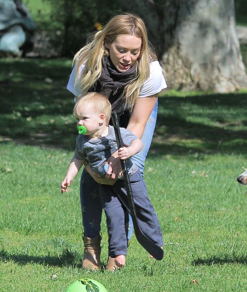 Hilary Duff i jej syn znowu pod obstrzałem paparazzi (FOTO)
