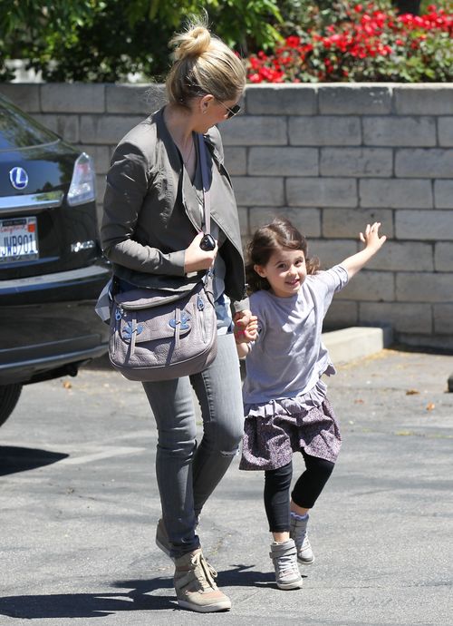 Czyją córeczką jest ta wesoła dziewczynka? (FOTO)