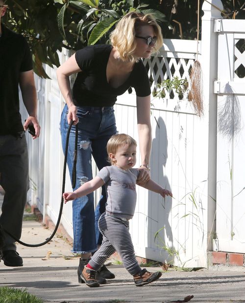 Mały Xander wyprowadza psa na spacer (FOTO) Mały Xander wyprowadza psa na spacer (FOTO)