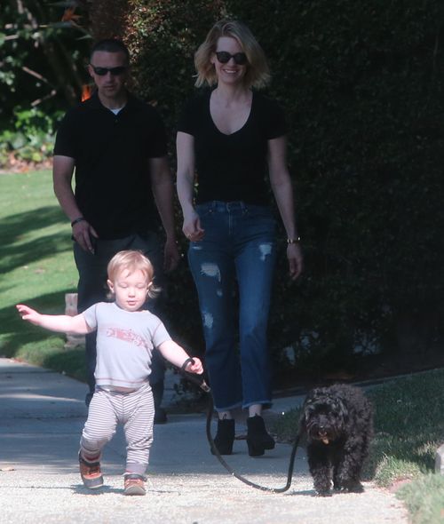 Mały Xander wyprowadza psa na spacer (FOTO) Mały Xander wyprowadza psa na spacer (FOTO)