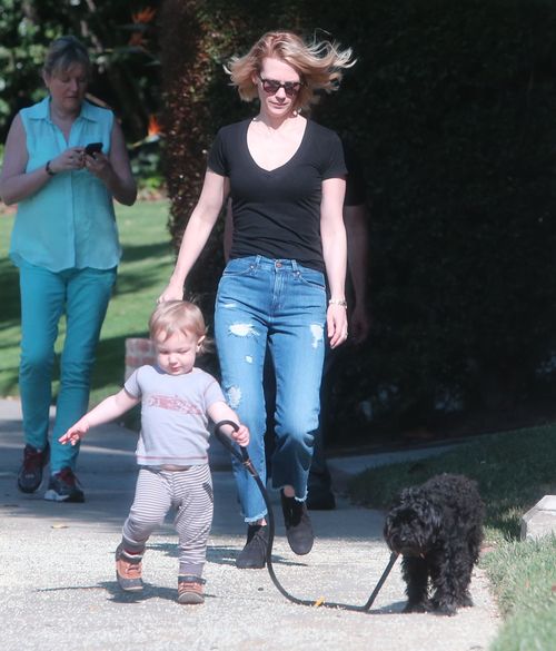 Mały Xander wyprowadza psa na spacer (FOTO) Mały Xander wyprowadza psa na spacer (FOTO)