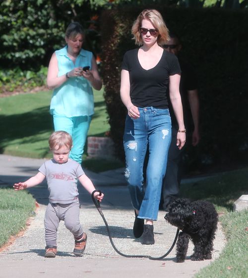 Mały Xander wyprowadza psa na spacer (FOTO) Mały Xander wyprowadza psa na spacer (FOTO)