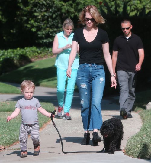 Mały Xander wyprowadza psa na spacer (FOTO) Mały Xander wyprowadza psa na spacer (FOTO)