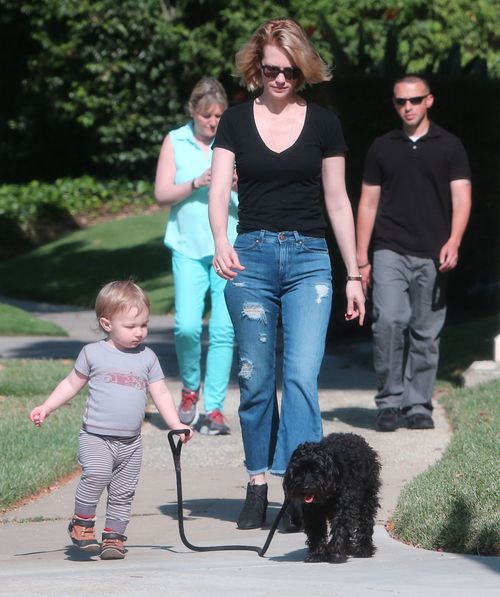 Mały Xander wyprowadza psa na spacer (FOTO) Mały Xander wyprowadza psa na spacer (FOTO)